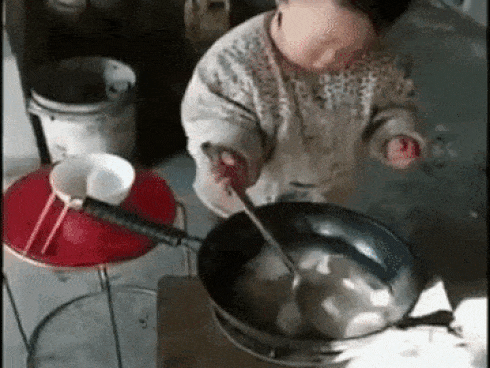 Cứu vãn màn biểu diễn thời trang đang hỗn loạn ở trường mầm non, cậu bé bỗng nổi tiếng như cồn-4