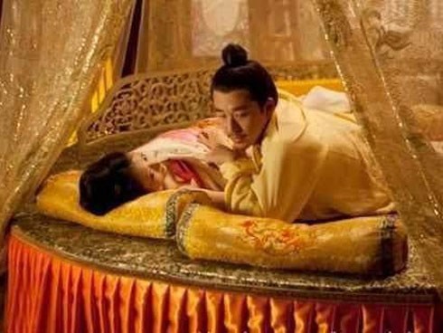 Vị Hoàng đế 'lái máy bay', yêu luôn vú nuôi gây chấn động chốn thâm cung
