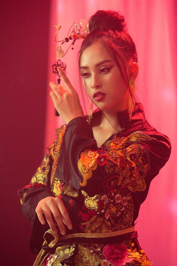 Ngắm tạo hình cổ trang ma mị Tiểu Vy mang tới Miss World 2018-1