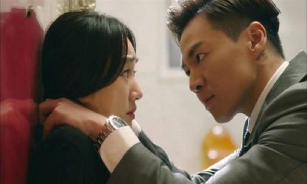 Tham lấy chồng giàu nhưng già, cô vợ trẻ phải khổ sở với những chiêu trò của chồng mỗi đêm-1