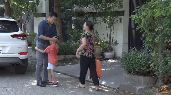 Sốc: Vũ sắt hùng hổ lao đến thẳng tay đánh Quỳnh ngã ra đường sau khi trông thấy cảnh này-5