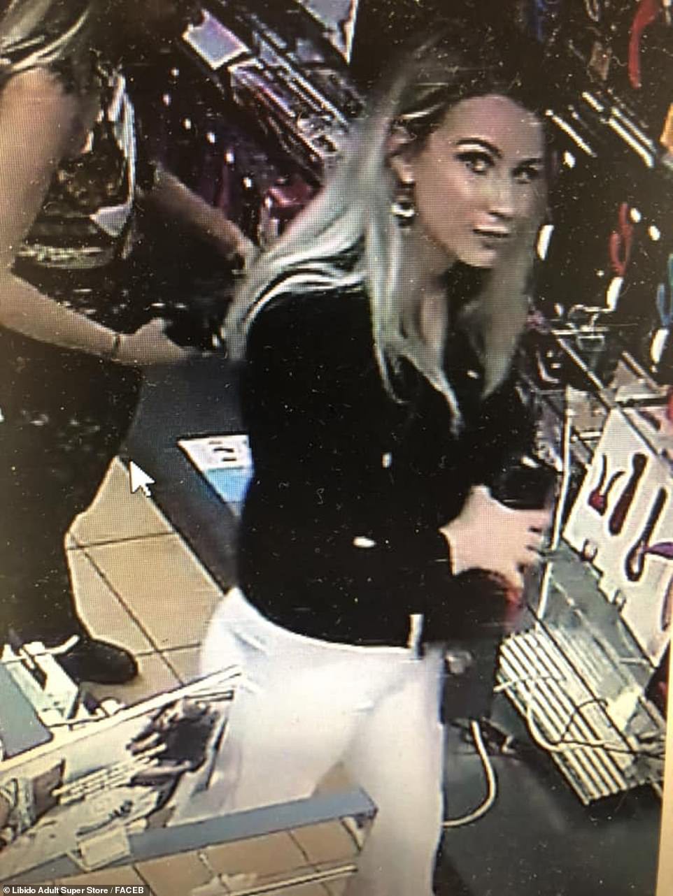 Úc: Truy tìm 2 cô gái xinh đẹp ăn trộm nhiều đồ chơi người lớn hạng sang, giá hàng triệu đồng mỗi chiếc-3