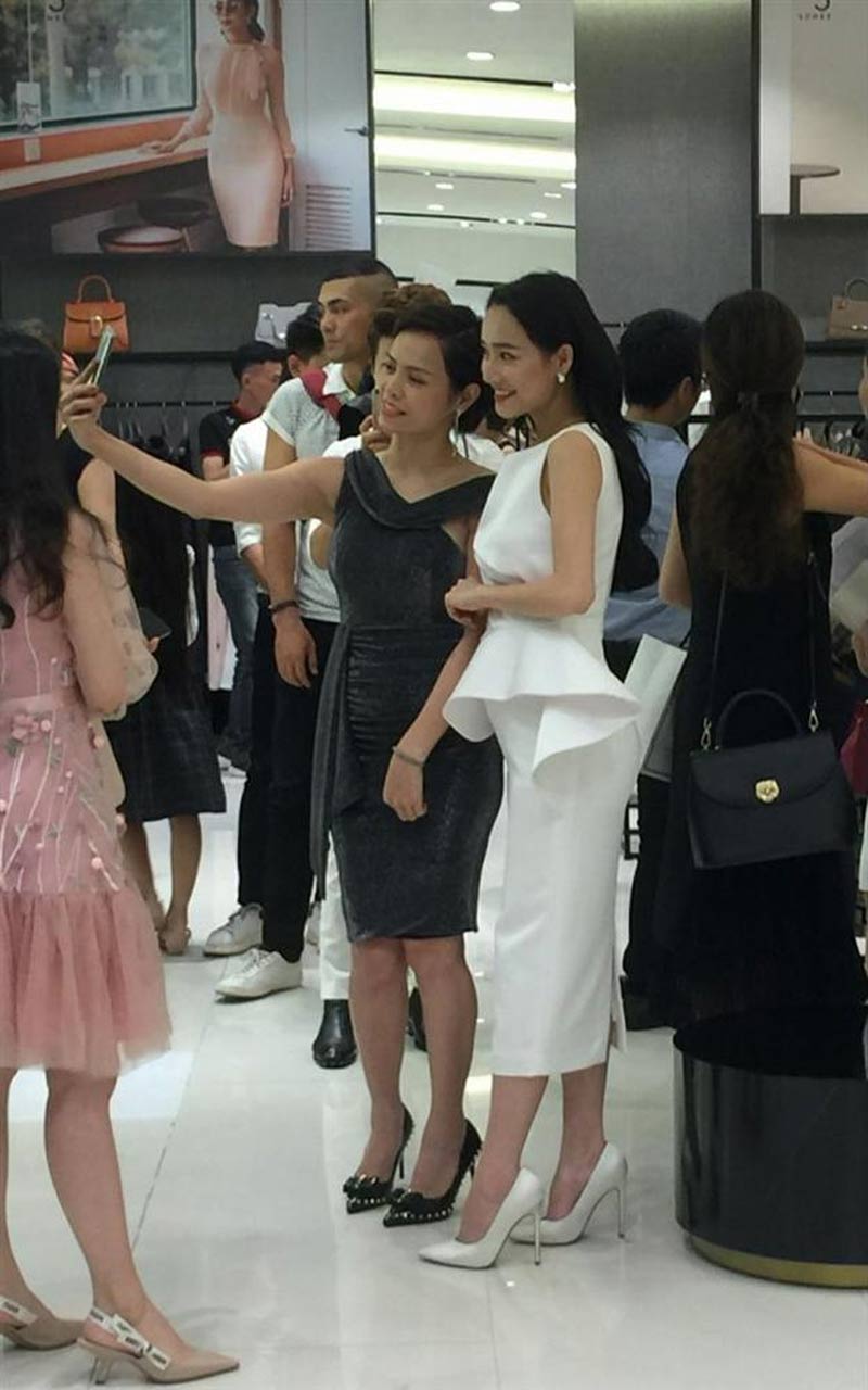 Diện đồ trắng bất chấp vòng 2 ngày càng to, bảo sao Nhã Phương luôn bị nghi có bầu-5