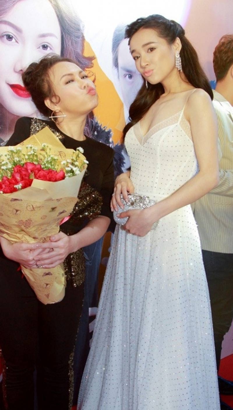 Diện đồ trắng bất chấp vòng 2 ngày càng to, bảo sao Nhã Phương luôn bị nghi có bầu-6