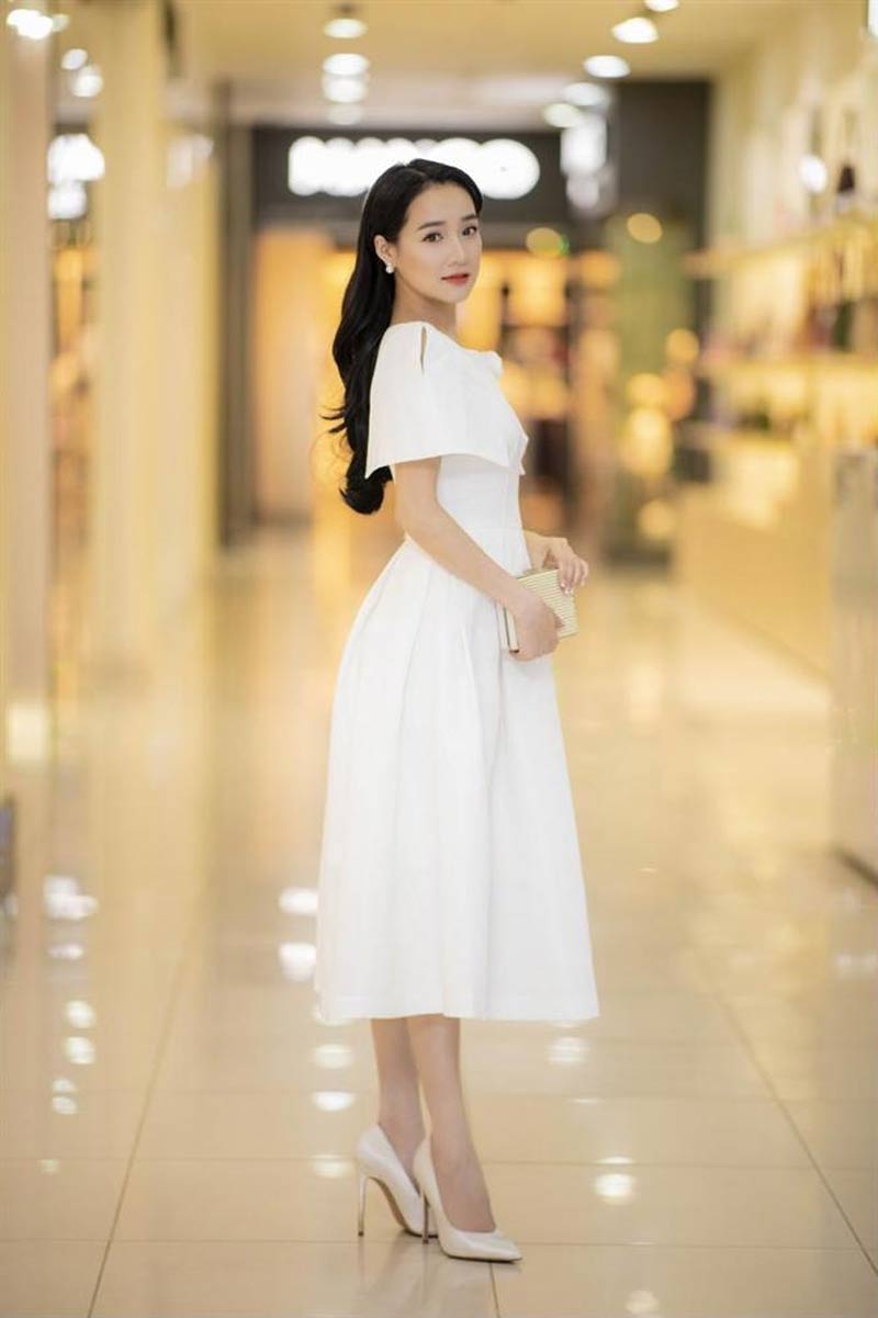 Diện đồ trắng bất chấp vòng 2 ngày càng to, bảo sao Nhã Phương luôn bị nghi có bầu-9