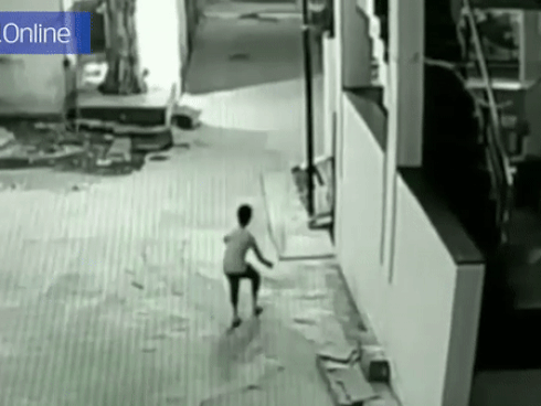 Mẹ đánh rơi con xuống đường ray, em bé kỳ diệu thoát chết khi chiếc xe lửa chạy ngang qua-3