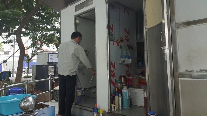Nam công nhân tức nghẹn trước hành động của quý cô váy ngắn-1