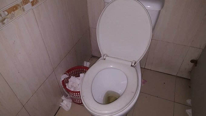 Nam công nhân tức nghẹn trước hành động của quý cô váy ngắn-2