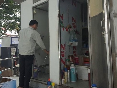 Nam công nhân tức nghẹn trước hành động của quý cô váy ngắn