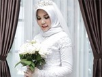 Cô dâu trơ như tượng khi chú rể quỳ tặng hoa cưới, lý do khiến ai cũng sững sờ-4