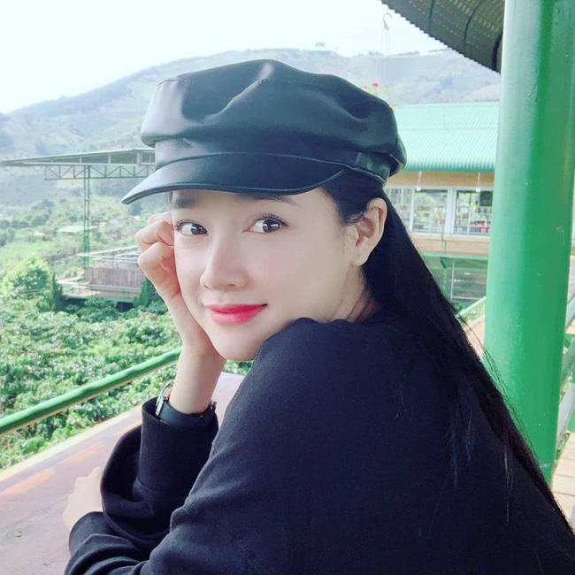 Hết lộ vòng 2 to bất thường, gương mặt Nhã Phương bắt đầu xuất hiện các đường nét nở to - dấu hiệu của các bà bầu-1