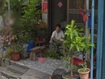 Dùng Google Earth tìm nhà mình, người đàn ông thấy người bố đã qua đời 7 năm đang đứng chờ một bóng dáng phía xa và mẩu chuyện gây xúc động-6