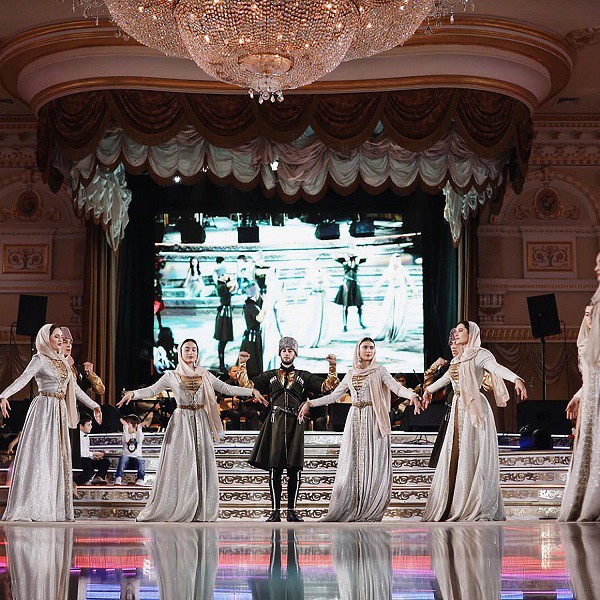 Đám cưới xa hoa bậc nhất của ông trùm dầu khí với cháu nhà tài phiệt Nga, chỉ dàn vali LV, Versace của hồi môn kéo theo đã 7 tỷ-7