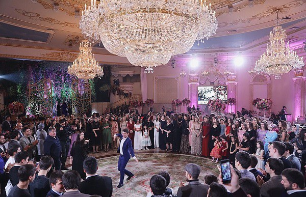 Đám cưới xa hoa bậc nhất của ông trùm dầu khí với cháu nhà tài phiệt Nga, chỉ dàn vali LV, Versace của hồi môn kéo theo đã 7 tỷ-8