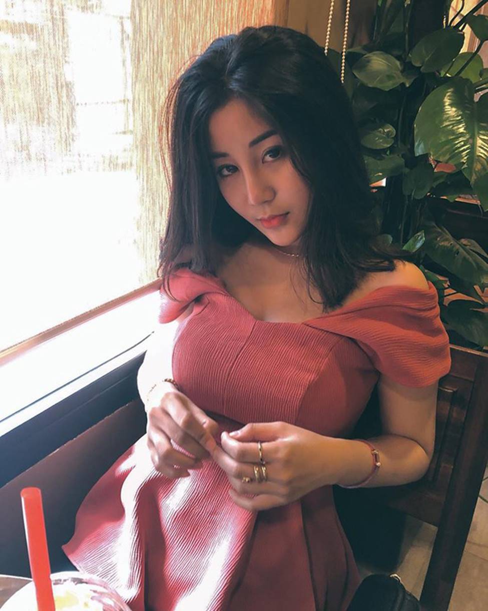 Nổi tiếng bởi bức ảnh rất thường nhưng 3 cô gái này lại vô cùng gợi cảm-18