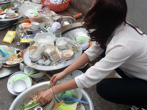 Đã rửa chén đầy đủ trong lần đầu ra mắt, cô gái vẫn bị phán còn lâu mới lấy được chồng vì... không chịu quét nhà!-2