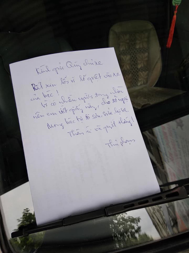 Mảnh giấy trắng trên kính ô tô khiến tài xế đọc xong không thể thốt lên lời-1