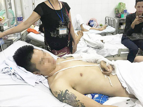Người dân hốt hoảng phát hiện bé gái khoảng 5 tuổi rơi từ chung cư N03 Dịch Vọng-3