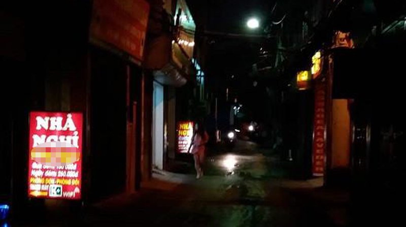 Người mẹ ôm con đứng suốt đêm trước nhà nghỉ khiến nhân viên ám ảnh-1