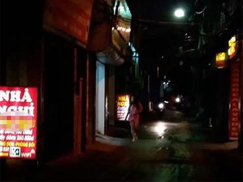 Người mẹ ôm con đứng suốt đêm trước nhà nghỉ khiến nhân viên ám ảnh