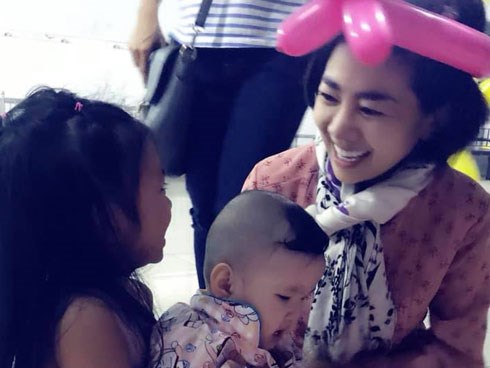 Mai Phương diện váy dài đi làm từ thiện dù cơ thể vẫn chưa hồi phục