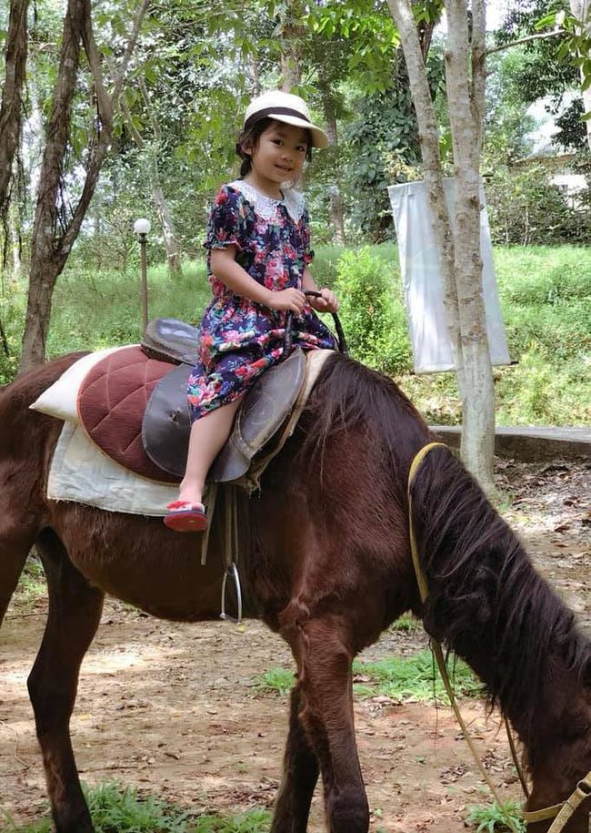 Mai Phương diện váy dài đi làm từ thiện dù cơ thể vẫn chưa hồi phục-2