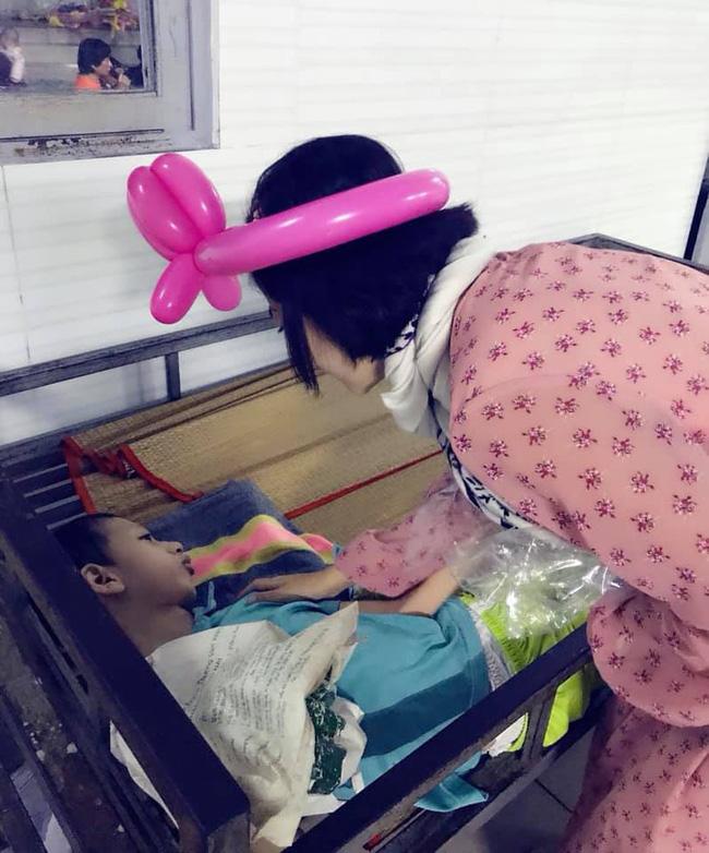 Mai Phương diện váy dài đi làm từ thiện dù cơ thể vẫn chưa hồi phục-4