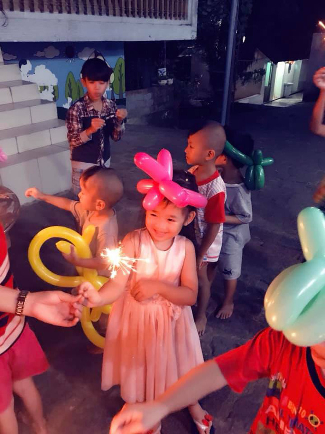 Mai Phương diện váy dài đi làm từ thiện dù cơ thể vẫn chưa hồi phục-8