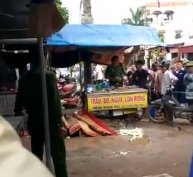 Vụ người phụ nữ bị bắn, đâm chết giữa chợ: Nhân chứng hốt hoảng khi kể lại sự việc-1