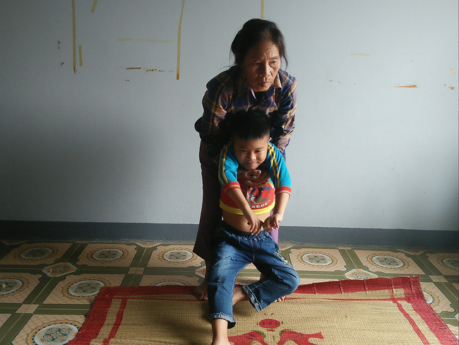 Biết sẽ bại liệt năm 12 tuổi vì bệnh quái ác, hai đứa trẻ mồ côi cha vẫn vô tư ước lớn nhanh kiếm tiền nuôi mẹ-2