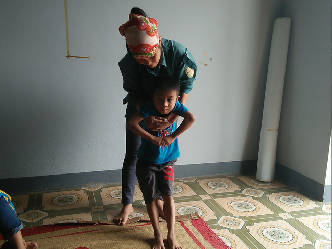 Biết sẽ bại liệt năm 12 tuổi vì bệnh quái ác, hai đứa trẻ mồ côi cha vẫn vô tư ước lớn nhanh kiếm tiền nuôi mẹ-3