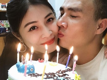 Trước khi công bố chia tay, MC Hoàng Linh vẫn liên tục cập nhật hình ảnh hạnh phúc với hôn phu lên Facebook