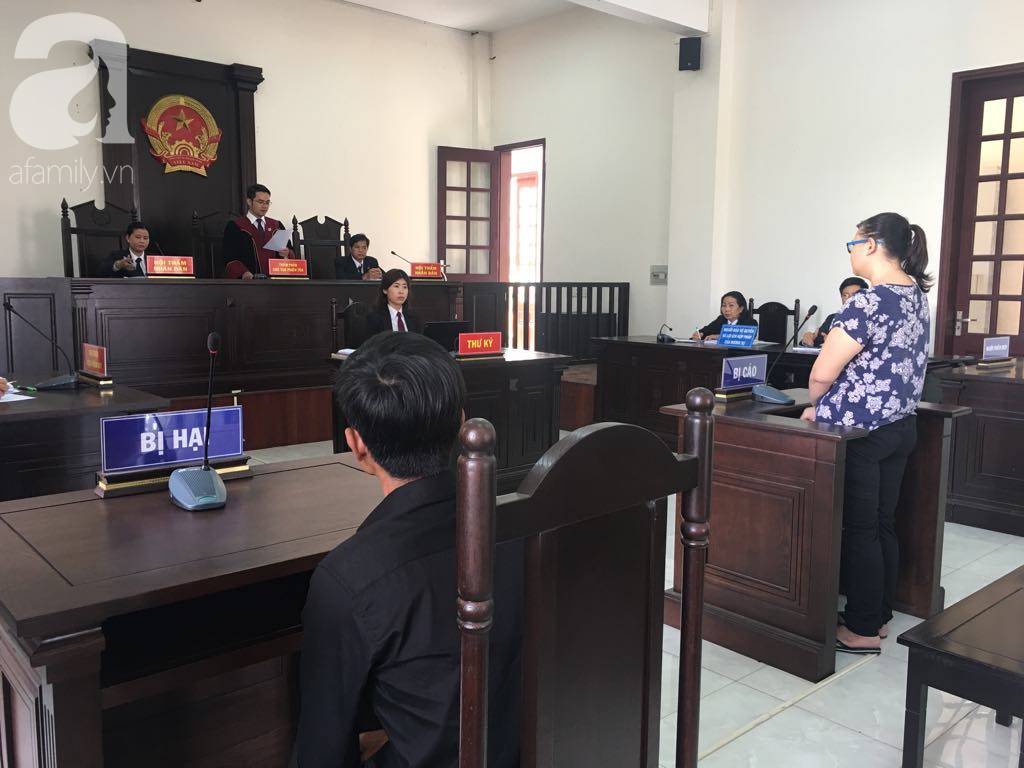 Bảo mẫu ngất xỉu khi tòa tuyên 18 tháng tù vì tát liên tiếp vào mặt trẻ-12