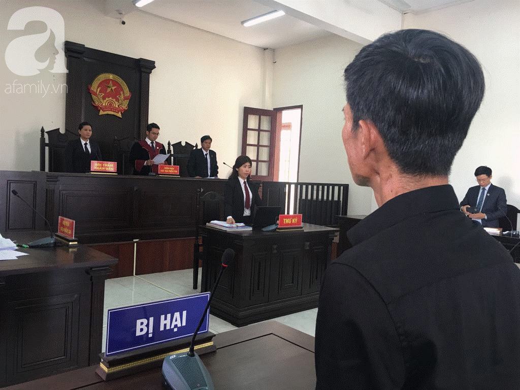 Bảo mẫu ngất xỉu khi tòa tuyên 18 tháng tù vì tát liên tiếp vào mặt trẻ-5