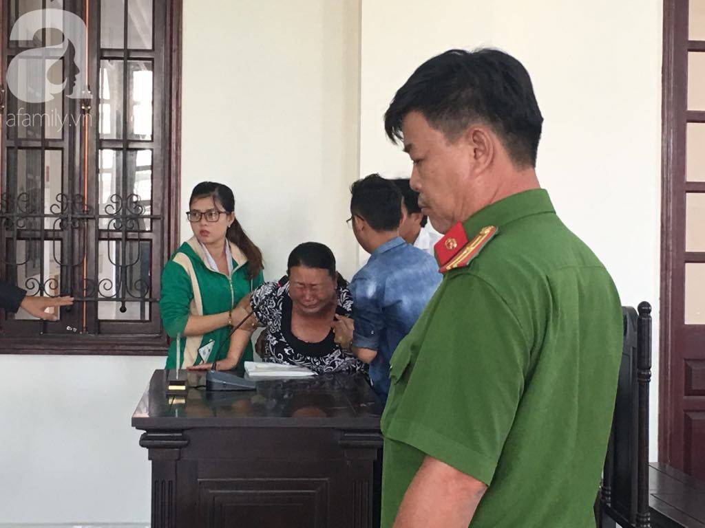 Bảo mẫu ngất xỉu khi tòa tuyên 18 tháng tù vì tát liên tiếp vào mặt trẻ-10