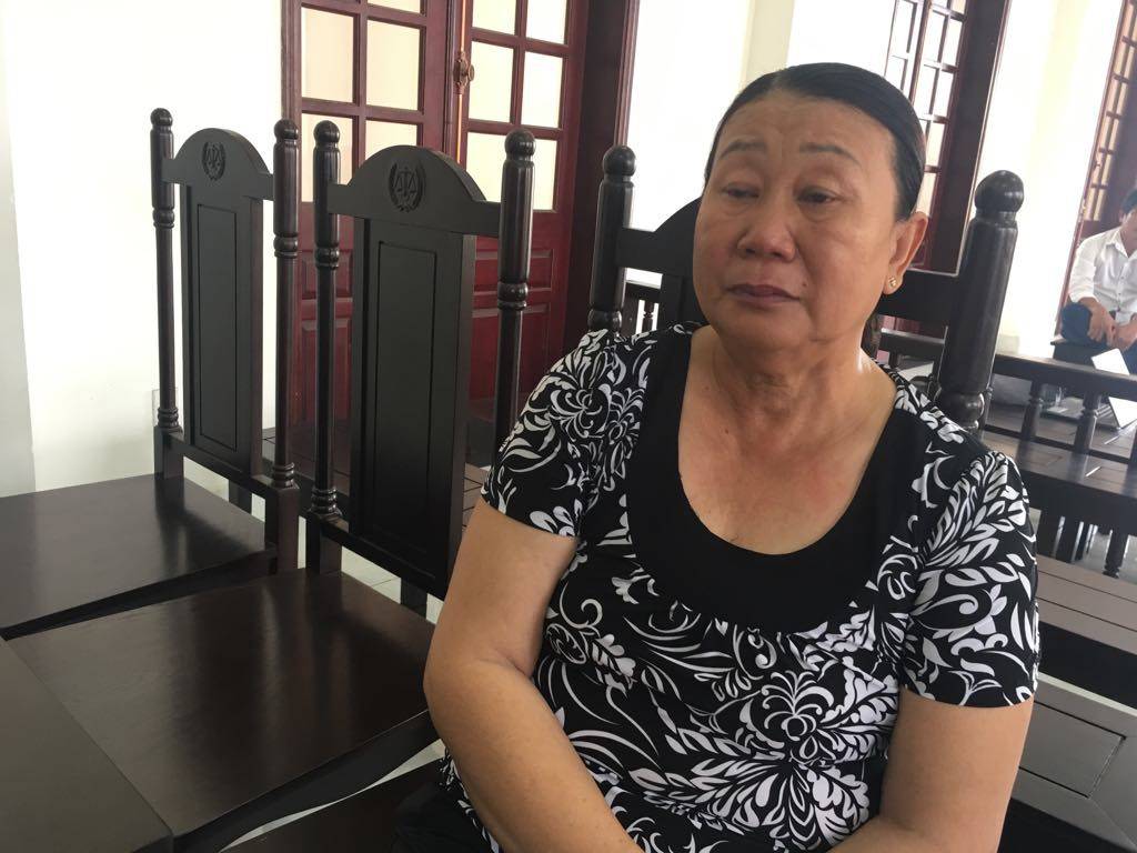 Bảo mẫu ngất xỉu khi tòa tuyên 18 tháng tù vì tát liên tiếp vào mặt trẻ-11