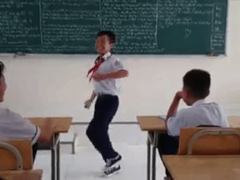 Bị phạt, nam sinh nhanh trí biến hóa xuất thần thành vũ công để 'lấy lòng' cô giáo