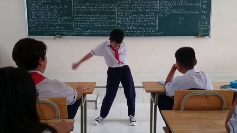 Bị phạt, nam sinh nhanh trí biến hóa xuất thần thành vũ công để lấy lòng cô giáo-1