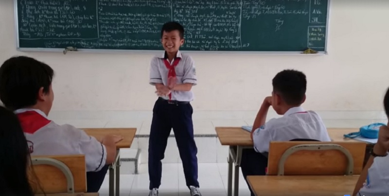 Bị phạt, nam sinh nhanh trí biến hóa xuất thần thành vũ công để lấy lòng cô giáo-2