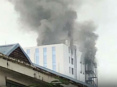 Cháy tòa nhà 18 tầng trên đường Hoàng Quốc Việt