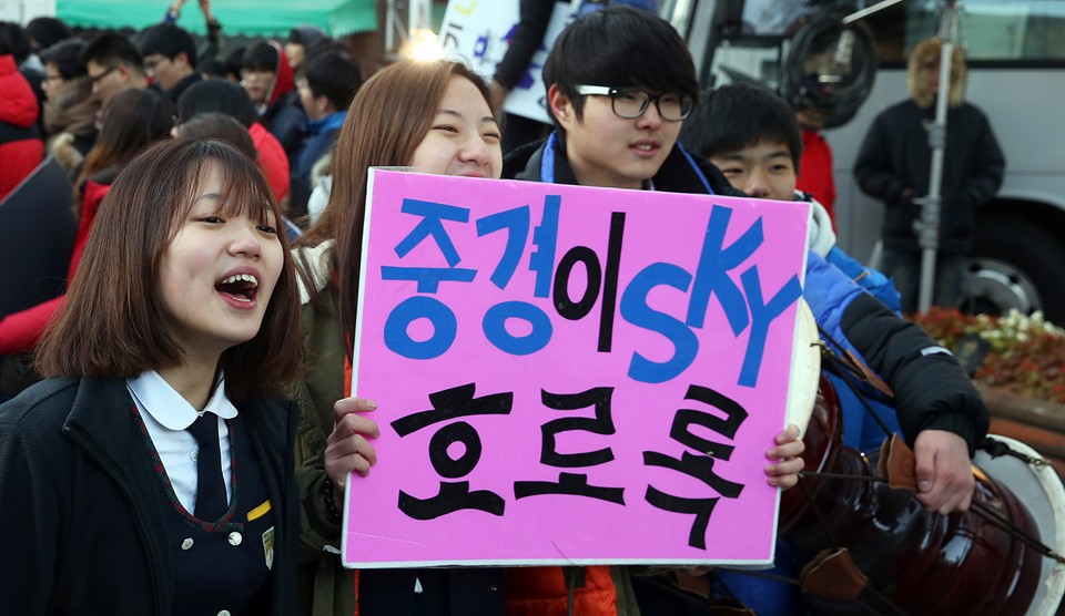 Gian lận thi cử chấn động Seoul: Nhân viên trường danh giá tuồn đáp án cho con, cảnh sát vào cuộc, phụ huynh nghi ngờ lẫn nhau-1