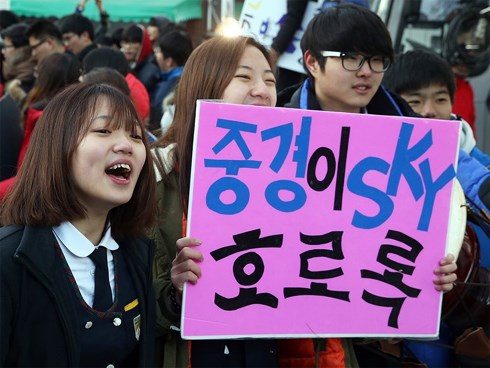 Gian lận thi cử chấn động Seoul: Nhân viên trường danh giá 