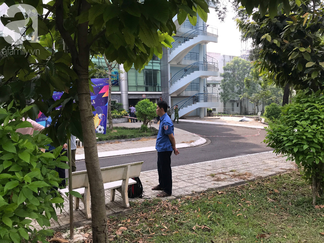 TP.HCM: Nam sinh viên bỏ lại ba lô, nhảy từ tầng cao trường học xuống đất tử vong-1