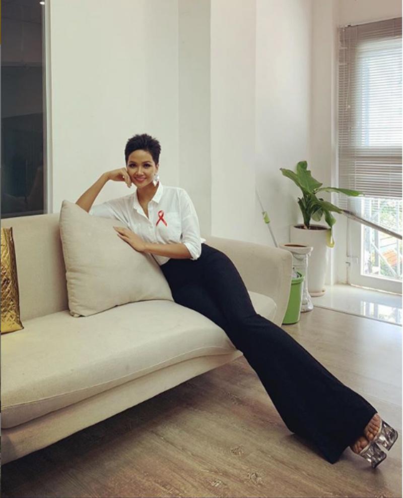 Chân đã dài mà HHen Niê vẫn cố đi giày cao 17cm để chặt chém-1