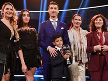 Ronaldo đính hôn với bạn gái dù đang bị điều tra hiếp dâm Ronaldo đính hôn với bạn gái dù đang bị điều tra hiếp dâm