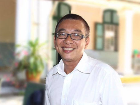 Chuyện cảm động ở lớp học của thầy giáo viết chữ bằng miệng-1