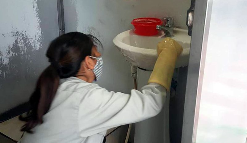 Hành động oái ăm của nam thanh niên ở cửa nhà vệ sinh công cộng-1