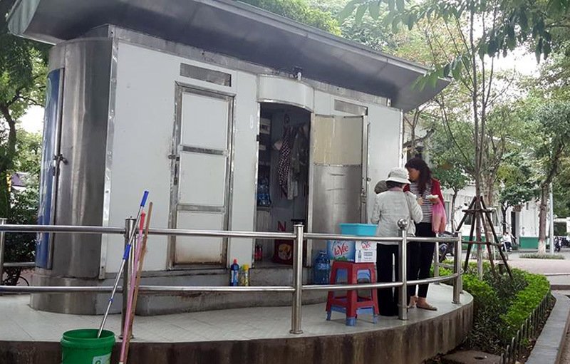 Hành động oái ăm của nam thanh niên ở cửa nhà vệ sinh công cộng-2