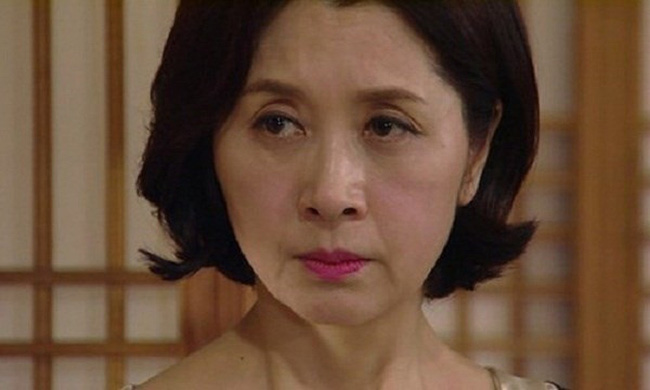 Mẹ chồng quỳ thụp dưới chân tôi trước mặt bố mẹ đẻ nhưng tôi dửng dưng và càng ghê sợ thủ đoạn của bà ta-3