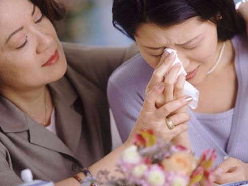 Mẹ chồng quỳ thụp dưới chân tôi trước mặt bố mẹ đẻ nhưng tôi dửng dưng và càng ghê sợ thủ đoạn của bà ta